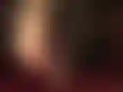 Noire ou nue ? - J'adore mes pieds avec un pied dans un collant transparent nude, tandis que l'autre est recouvert d'un bas noir brillant.