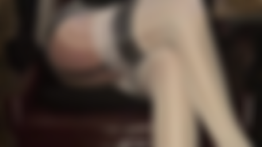 Tes jambes en nylon sont ta faiblesse – admire tes jambes de déesse en nylon, dans des bas blancs et brillants, et des collants superposés. Bientôt elles te piétineront et emprisonneront ta bite entre elles, tentées de jouir partout.