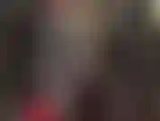 Une déesse du cuir vous fait saliver devant sa grosse bite bombée dans une jupe en cuir. Respire le parfum enivrant du cuir chaud tout en adorant ma bite.