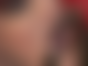 De merveilleuses lèvres rouge foncé et une langue taquinant lentement le long d'un stylet en métal brillant tandis que les yeux bleus de la maîtresse vous fixent et vous hypnotisent avec un beau sourire qui fait fondre votre cœur.