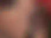 De merveilleuses lèvres rouge foncé et une langue taquinant lentement le long d'un stylet en métal brillant tandis que les yeux bleus de la maîtresse vous fixent et vous hypnotisent avec un beau sourire qui fait fondre votre cœur.