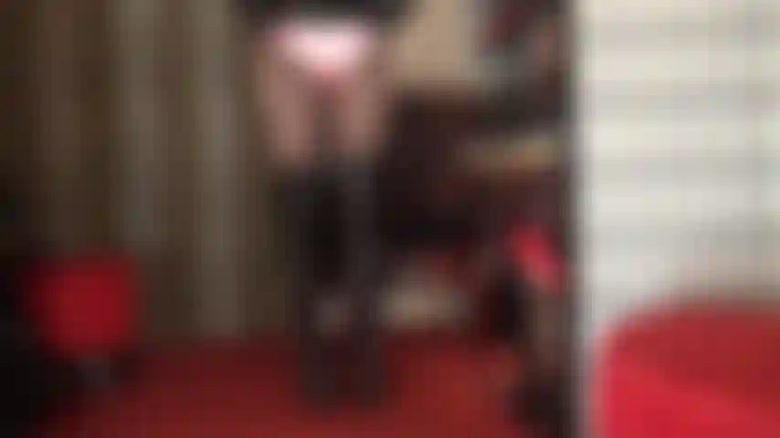 Culotte en satin et jupe en cuir - la maîtresse vivian taquine l'amant de la culotte avec des vues sous la jupe sur une paire brillante de sous-vêtements en satin rose.