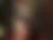 Maîtresse vêtue d'une tenue en caoutchouc vert fumé caresse sa grosse bite noire et fait sortir le sperme de la vôtre en utilisant ses gants en latex brillants.