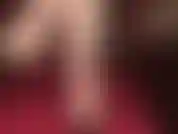 Pieds nus, mules en cuir noir pendantes.