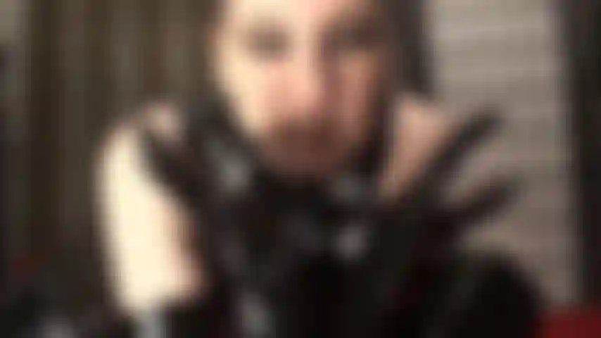 Baise brutale avec un strapon en latex noir - des gants en caoutchouc lisses pénètrent dans tes trous du cul, descendent dans ta gorge pendant que la bite noire de la maîtresse détruit ton cul d'esclave.