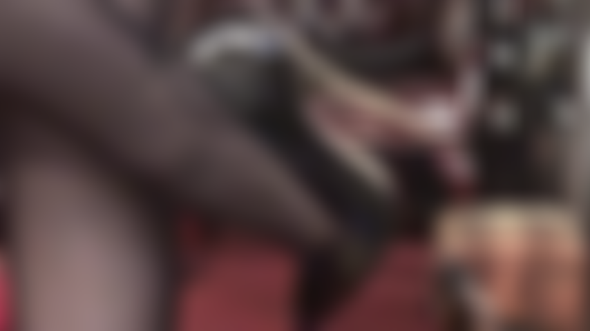 Des bas noirs vintage superposés sur des collants nude - les coutures, les talons aiguilles hauts, les bretelles serrées des jarretelles, la façon dont la maîtresse caresse ces talons...