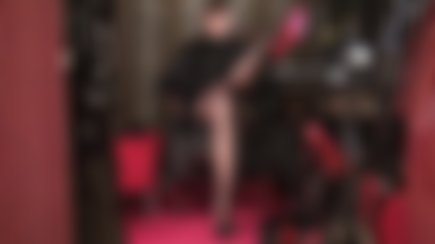 Fétichiste des jambes tendues – maîtresse vivian aux cheveux courts et sexy, pointe ses magnifiques longues jambes en nylon vers le ciel pour que vous puissiez les adorer. Talons sexy, talons aiguilles à semelles rouges, collants, jambes croisées.