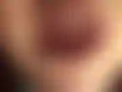 Maîtresse vivian a ta bite coincée entre ses pieds en collants. Recouverte d'un bas nylon, elle est caressée par des gants et des pieds en cuir. Un délicieux baiser de domina, ma broche, est également servi.