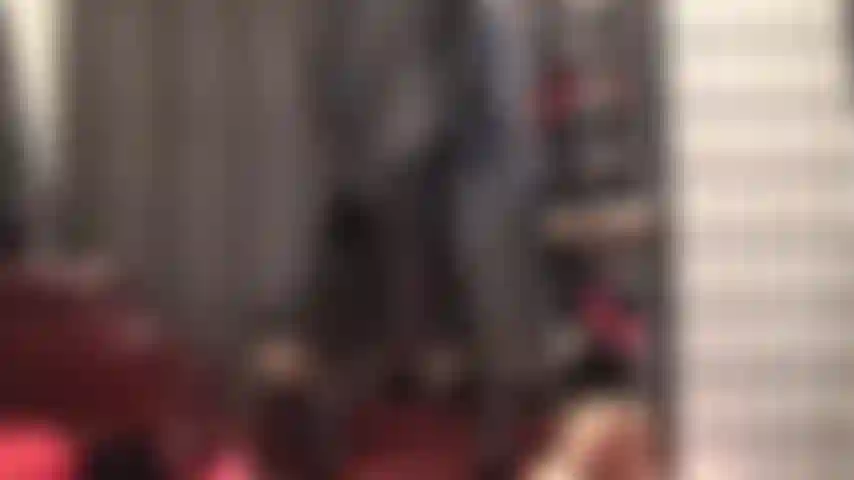 Une déesse vêtue de cuir qui tente avec son cul parfait orné d'un long manteau de cuir noir.