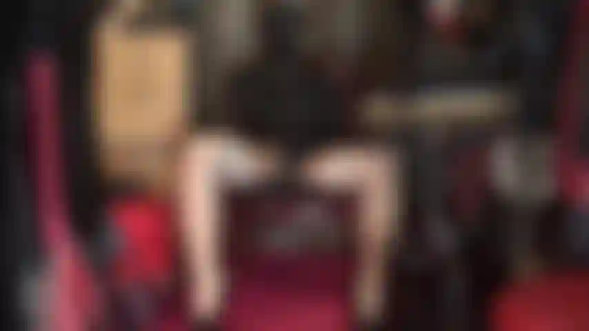 Je caresse 2 énormes godes noirs - capuche en spandex avec yeux ouverts, chapeau en cuir de maîtresse, gants en latex, bas brillants et bas.