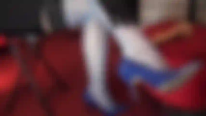 Taquinée et vidée par les pieds et les talons de sa maîtresse.