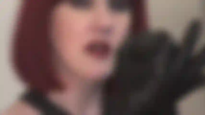 Maîtresse vivian vous fait un clin d'œil en caressant la bbc avec des gants en cuir, sachant combien vous aimez la bite noire.