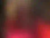 Une allumeuse sensuelle en robe rouge sexy, collants noirs et escarpins à talons aiguilles en métal. Jambes croisées, fétichiste des jambes tendues, talons hauts.