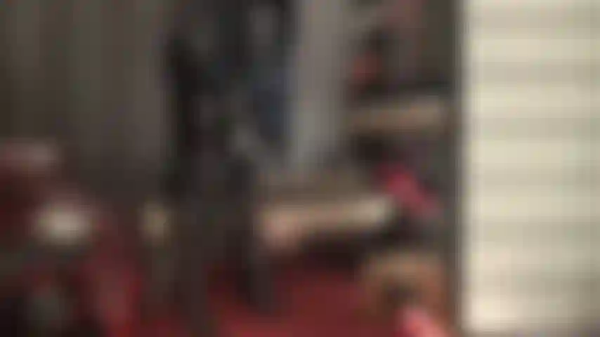 Fétichiste du pvc, branlette gantée - maîtresse habillée de votre tenue fétichiste préférée, vinyle noir brillant, traite votre bite avec ses longs gants en pvc.