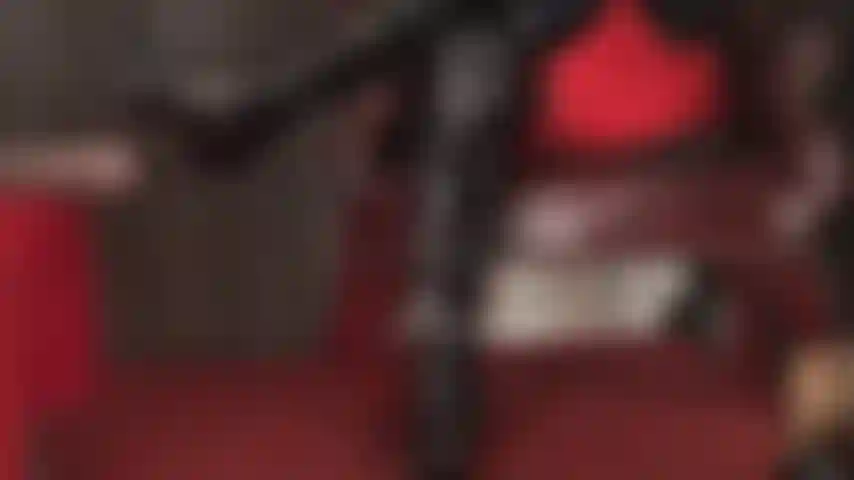 Sondée urétrale par les bottes à talons hauts de la maîtresse - votre bite d'esclave tremble alors que son long talon s'enfonce de plus en plus profondément...