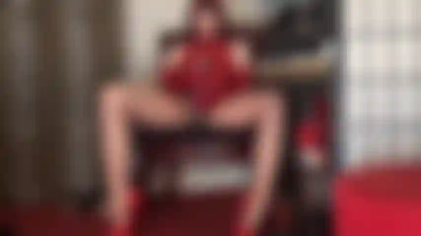 Fais l'amour avec ma bite - la déesse du latex lubrifie sa grosse bite, la caresse et la pousse doucement en toi.