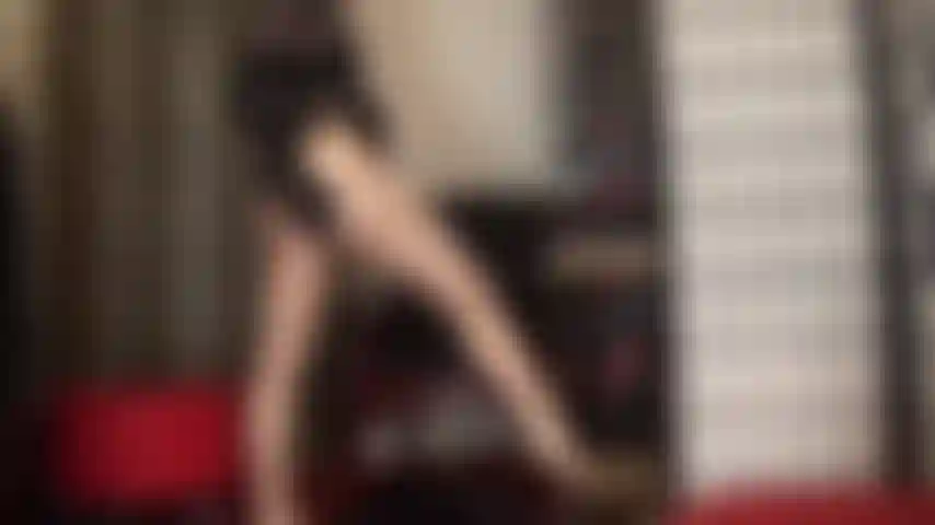 Une tentation brillante - attirée dans le monde merveilleux et brillant de la maîtresse vivian, hypnotisée par couche après couche de brillance.