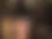 Je taquine en jupe haute dans des collants super brillants et une robe sexy en pvc brillant.