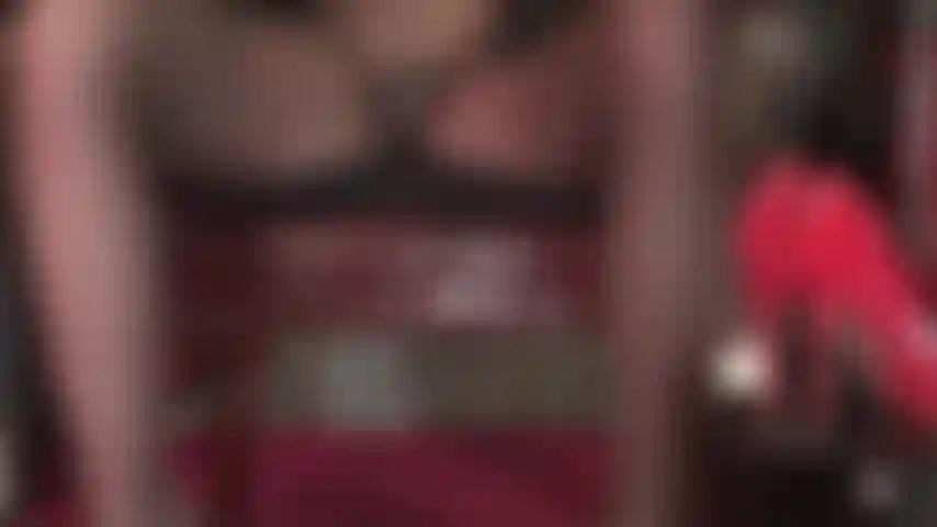 Findom - tu n'en es pas digne ! Maîtresse ne porte pas de culotte sous des collants. Tu sais bien que tu ne mérites pas de telles vues. Cependant, maîtresse te donne cette seule chance. Paye, esclave !!