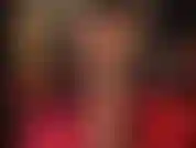 Les amoureux des jambes et les footboys adoreront ces jambes et pieds collants brillants marron café chaud avec des escarpins sexy à imprimé léopard.