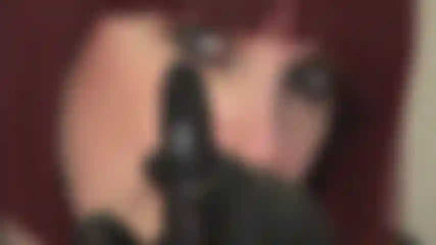 Lèche mon doigt en cuir - pour t'aider à te sentir calme, enroule tes lèvres autour de mon doigt recouvert de cuir et suce.