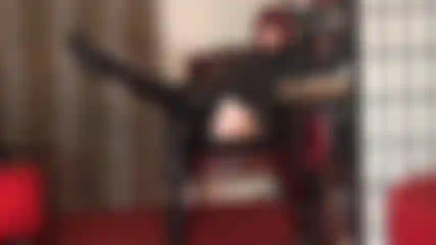 Adoration des bottes - rampe plus près, mon soumis aux bottes, embrasse et lèche les bottes brillantes de ta maîtresse.