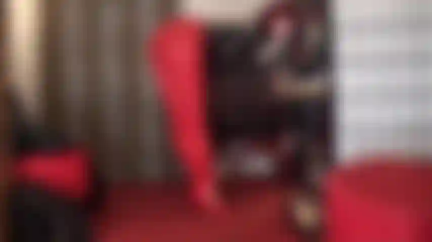 Une branlette avec des gants en cuir dans des leggings rouges, des talons et un haut en pvc - ce dont ta bite a besoin en ce moment, ce sont les gants en cuir de la maîtresse enroulés autour de ta bite dure et palpitante avec un peu de sa salive.