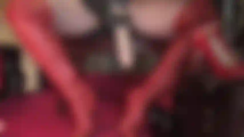 Vêtue de belles bottes en cuir rouge, de collants brillants, de gants et équipée d'un énorme gode-ceinture – voilà comment maîtresse vivian vous attend. Je rampe sous son bureau et je vénère le cuir et la bite.