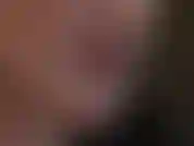 Gros plan du visage, rouge à lèvres et langue taquinent pendant que la maîtresse taquine avec des gants en latex rouge brillant.