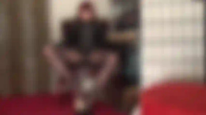 Imagine ta bite entre les arches de mes pieds de collants tandis que ta tête repose entre mes cuisses en inspirant profondément.