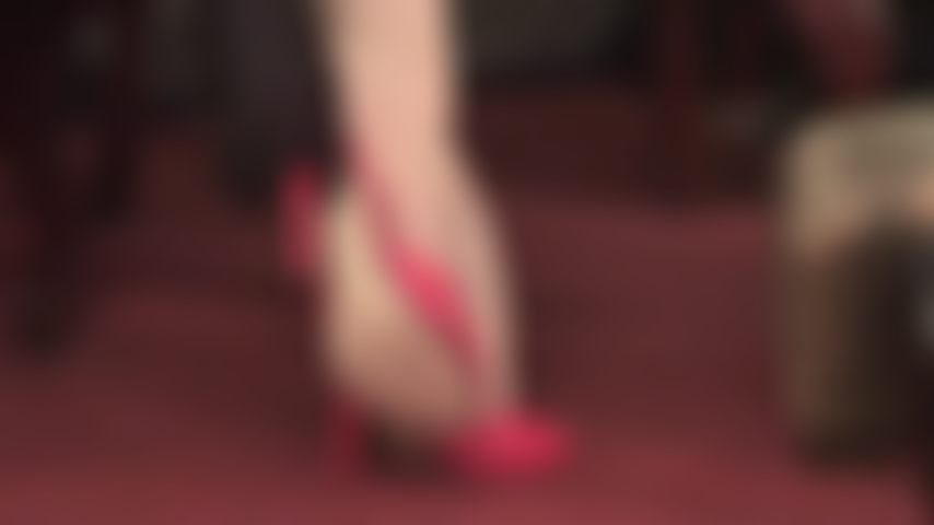 Des mules à talons aiguilles rouges et des collants renforcés transparents couleur nude attirent les amoureux des pieds.