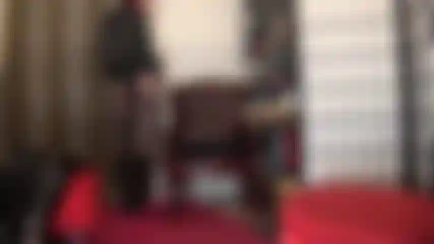 Cul, hanches, cuisses, jambes en collants noirs et bottes - ces cuisses, ces fesses rondes parfaites, ces bottes en cuir jusqu'aux genoux et ces collants vous rendent fou.