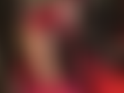 Une séduisante dame en rouge – ma maîtresse sait à quel point tu es faible et excitée par mes jambes en collants dorés brillants. Avec des gants rouges brillants et une robe qui ne cesse de raccourcir… oh là là !