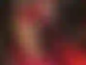 Une séduisante dame en rouge – ma maîtresse sait à quel point tu es faible et excitée par mes jambes en collants dorés brillants. Avec des gants rouges brillants et une robe qui ne cesse de raccourcir… oh là là !