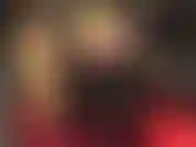 Short en satin doré brillant, collants brillants et bottes hautes.