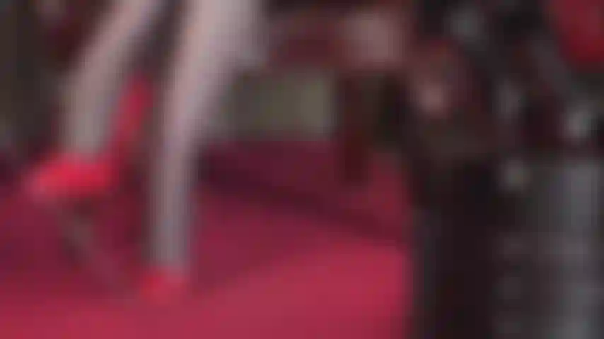 Tu es l'animal de compagnie en laisse et avec un collier aux pieds de la maîtresse vivian, adorant son incroyable collant noir transparent avec une couture rouge à l'arrière de la jambe et des escarpins à talons aiguilles en cuir verni brillant.