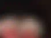 Un court gros plan sur un haut en dentelle blanche, des bas nylon sur du latex rouge. Ta déesse du latex te taquine avec une vue sur sa culotte sexy en latex brillant.