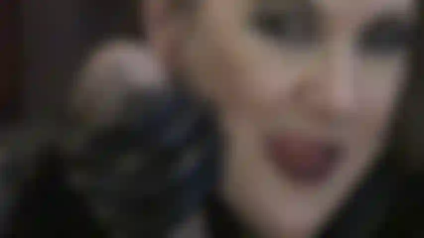 C-o-c-k - c'est tout ce à quoi tu penses. Tu es une salope qui adore la bite, qui crève d'envie d'avoir la bouche pleine de grosse queue et de goûter le sperme. (Femdom, fétiche, pvc, vinyl, gants en pvc, gode, suceuse de bite).