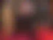 Adoration du cul, fétichisme des bottes, combinaison en latex - votre déesse en caoutchouc noir brillant exige l'adoration de ses hautes bottes, tout le long de ses cuisses de collants jusqu'à ses fesses vêtues de latex.