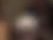 Mes couches sexy font vibrer ta bite. Ma maîtresse porte des collants et des bas noirs, puis ajoute différentes paires de culottes en satin brillant et une mini-jupe, taquinant avec son cul incroyable.