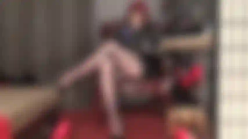 Avec des lunettes de soleil et une culotte en satin, traite jusqu'à l'oubli.