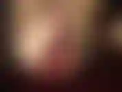 Rare clip de pieds nus, ongles d'orteils peints en rouge, collants déchirés.