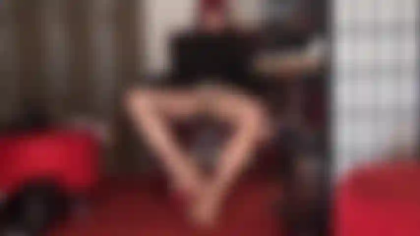 Mon soumis accro au nylon... Les pieds de ma maîtresse tiennent fermement ta bite d'esclave recouverte de nylon tandis que son gousset de collant parfumé est pressé sur ton visage, de la salive dégoulinant sur ses cuisses brillantes.