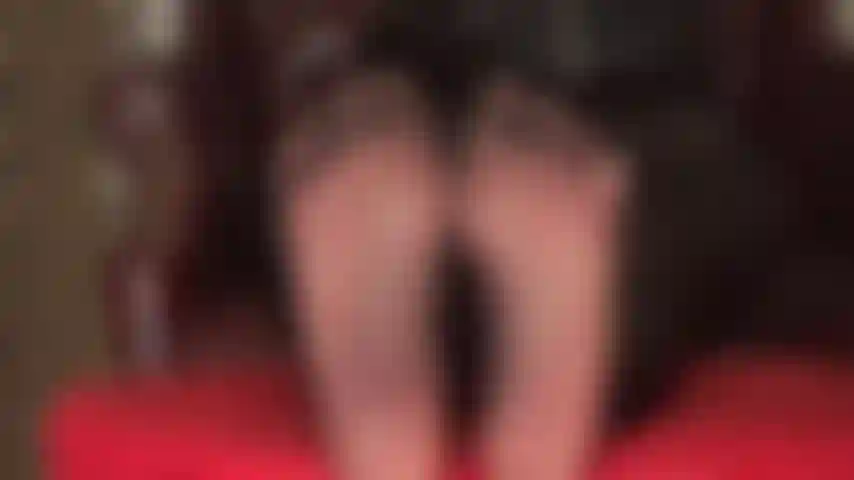 Maîtresse met ses semelles en nylon pour que vous puissiez adorer et inhaler leur merveilleux arôme.