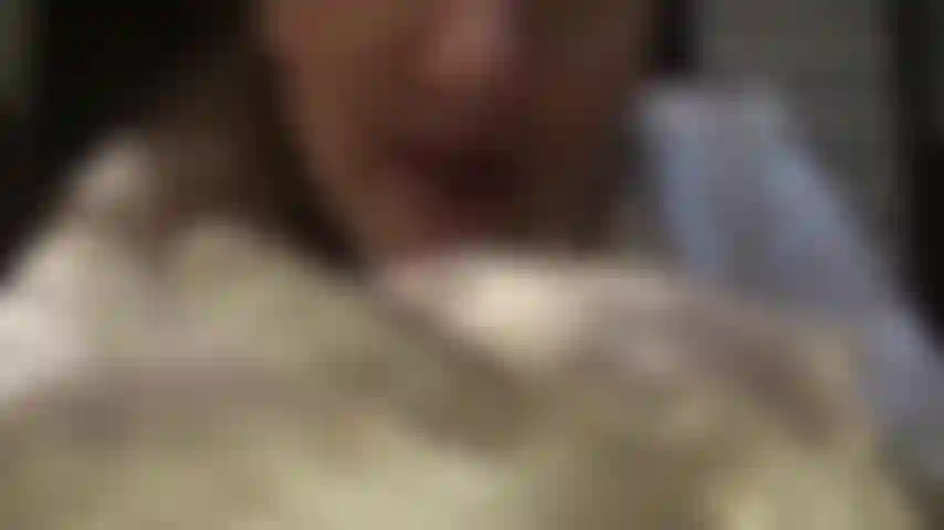 Des gants en satin couleur ivoire et des bas jarretelles marron entièrement façonnés sur des collants nude.