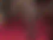 Porte des escarpins noirs à talons en acier, des collants, des talons hauts et je suis fétichiste des pieds.