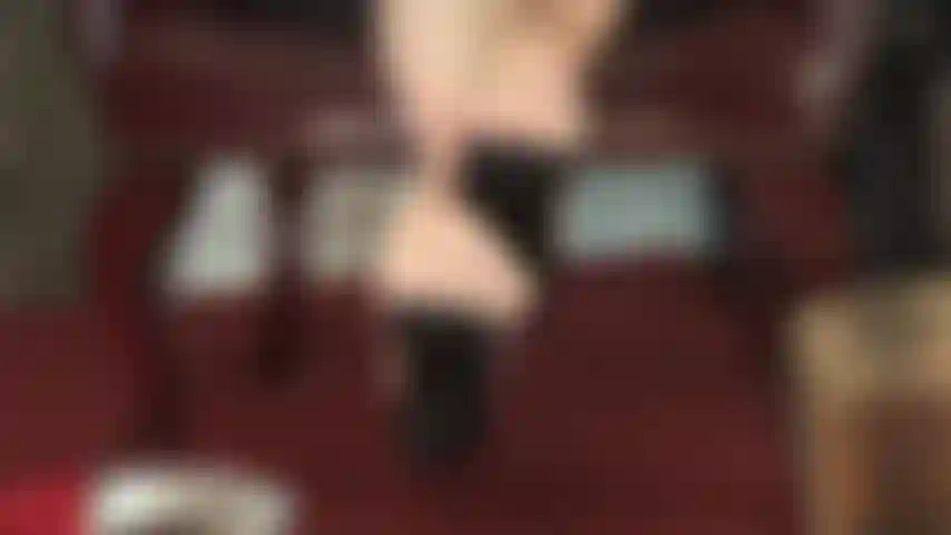 Les orteils remuant dans des collants à coutures nude - les orteils transparents de ces collants vous mettent l'eau à la bouche tandis que la semelle est d'un noir uni invitant à lécher.