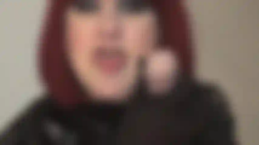 Bi forcée. Bouche ouverte, langue sortie - ta maîtresse nourricière de bites exige que tu suces ta toute première bite, certainement pas la dernière... Ton voyage en tant que pute à bite ne fait que commencer.