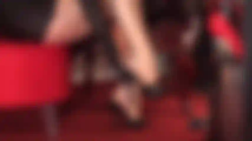 Les bas beiges brillants et les mules en cuir ont toujours été votre plus grande faiblesse.