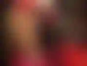 Mini-jupe en latex rouge, couches de collants brillants, talons blancs, soutien-gorge et branlette gantée - profitez de cette petite tenue en caoutchouc chaud et étriqué pendant que la maîtresse taquine votre bite dure avec des gants en latex.